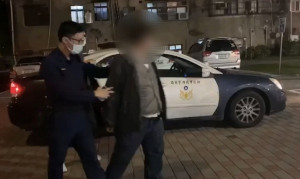 黃姓男子很狡猾騎乘變造過車牌的重機車，混淆警方辦案，但被警方細心比對排除，晚間8時循線在土城查緝到黃男，依妨害風化、偽造文書等罪嫌移送偵辦