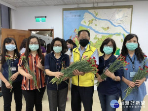 

　大安農會總幹事蔡建宗購買彰化地區生產的康乃馨，三十日送與大安區公所向職員工慶祝溫馨勞工、母親節快樂，真誠的禮物大家驚喜萬分。（記者陳榮昌攝）