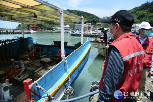 侯友宜30日視察金山區商圈及市場防疫作為，且突擊訪查磺港漁港漁船作業有無落實防疫機制，確保連假期間各機關繃緊神經，加強防疫