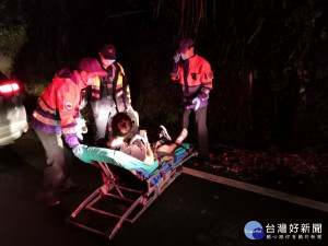 法籍男來臺賞桐花不慎摔車，熱心暖警助就醫及送返友人家。