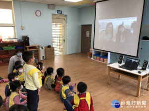 雙溪國小附幼與新泰國小附幼的幼兒們透過視訊分享雙溪及新莊的在地特色，孩子從電腦螢幕看到對方都覺得十分驚喜、有趣