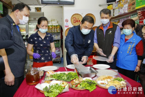 侯友宜由勞工局長陳瑞嘉陪同前往新莊宏泰市場，走訪越南新住民阮氏平開設的餐飲複合式商店，一起動手做春捲，也瞭解商家受疫情影響情形