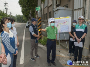 
大甲開元路路面高低起伏，嚴重危及經過路人、車輛安全　市議員吳敏濟爭取改善工程經費，一日舉行會勘說明改善路基保障用路人安全。（記者陳榮昌攝）

