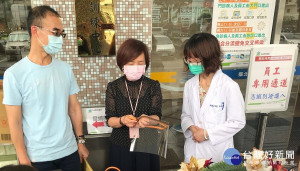 新莊區中港國小科學創客社團同學親手製做100個防疫面罩，由李後榮校長及洪偉翔老師帶領下，捐衛福部臺北醫院防疫第一線醫護人員，郭憲華副院長代表受贈