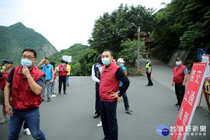 侯友宜2日一早前往瑞芳區的報時山、茶壺山、勸濟堂等熱門景點，視察人潮、車潮分流執行狀況，感謝民眾配合管制措施