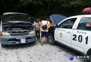 高山警「即時送電」　協助登山客順利下山（圖／台東縣警察局提供）