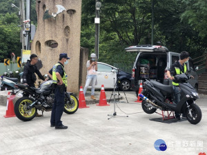 警方和環保人員取締改裝機車噪音。林重鎣攝