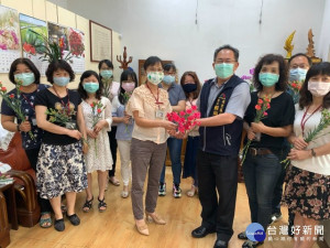 
后里區長賴同一於四日代表盧市長，分送全體職員工一束康乃馨，祝母親節快樂 ，職員工們，大家都能青春永在，場面十分溫馨。（記者陳榮昌攝）