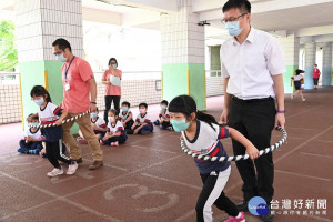 教育局長張明文5日到樟樹國小附設幼兒園參與融合教育活動，除了宣布樟樹國小附幼增班外，也宣導「新型態的安全生活模式」