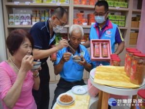 

大安農會團隊研發入口即化的「銀髮族肉鬆」五日上市，發表會上長輩當場品嚐，直說，合著吃粥不會嗌到、好消化又營養，是老人家最實用的食品。（記者陳榮昌攝）
