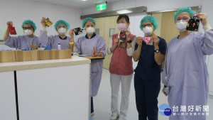 10年前老同事黃靜如，送急診口罩收納袋。