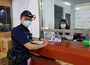 北港警分局為防範民眾遭詐騙，定期派員前往轄內金融機構、超商，與行員及業者進行交流，以防杜詐騙相關事宜，並向民眾宣導常見的詐騙手法，提醒碰到類似情形記得多查證。