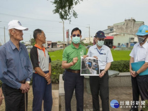 
大安區南北七路頂店第三大排附近，四十年來每逢大雨必淹水，市議員吳敏濟七日與水利官員會勘，獲允諾盡速協調改善，讓居民不再為洪水所困。（記者陳榮昌攝）
