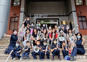 婦幼隊隊長盧昱嘉率同仁與身著小小警制服的可愛波麗士，手持鮮花與禮物，表達感謝之情、感恩之意。

