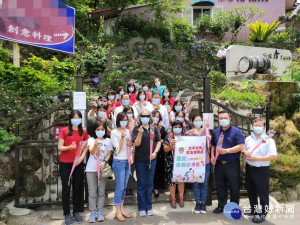 太平警方和警友會為女同仁慶祝母親節。林重鎣攝