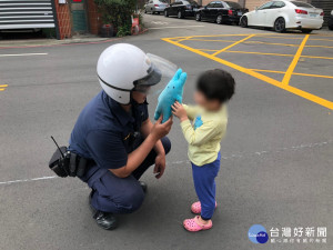 小女孩迷途獨自行走，龜山警方及時發現送返家。

