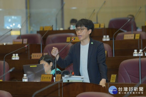▲桃園市議員余信憲質詢客運公司重複扣款無法解決，要求交通局管理。（圖／桃園市議會提供）