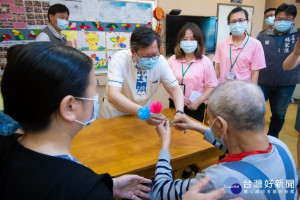 桃園市長鄭文燦視察佳醫護理之家，致贈護理之家住民康乃馨花束，祝福大家平安健康、母親節快樂。