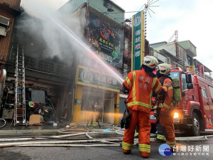 桃園區中山路一處透天民宅發生火災，消防人員全力搶救。