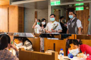 桃園市長鄭文燦前往桃園市立圖書館龍岡分館，視察防疫措施及借閱情形。