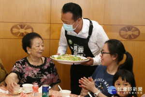 嘉義縣長翁章梁在母親節當天，化身「一日主廚」為媽媽們端菜上桌／嘉義縣府提供