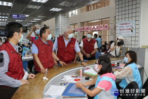 侯友宜11日由社會局長張錦麗、民政局長柯慶忠陪同，一早就到土城區公所關心發放情形，並慰問第一線辛苦的工作人員