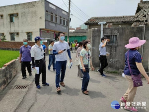 
台中市政府推動大安區頂安農村社區土地重劃結合農村再生工作，邀集內政部土地重劃工程處等單位會勘大安聚落周邊範圍，期改善設備不足，以提高土地利用價值。（記者陳榮昌攝）