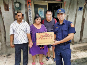 疫情影響頓失經濟來源　警自掏腰包助弱勢度難關（圖／里港分局）