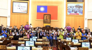 5月12日國際護師節，府會共同獻上熱烈掌聲像護理師表達最高敬意。