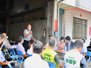 立委何欣純爭取丁台路裝自來水。林重鎣攝