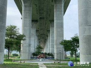 

 外埔區水美村中二高大甲溪橋墩下生態園區，中二高橋底面如羅馬式的建築，復古的水車讓長輩回億早期農村生活，景色有著不同的風味，是遊客郊遊、休閒觀光至佳場地。（記者陳榮昌攝）