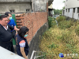 

梅雨季節、颱風相繼而至，大安區長周琇茹率領課室主管勘查易積水區及應迅以清淤的灌排水溝，確保區民生命財產安全及避免受淹水之苦。（記者陳榮昌攝）