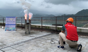 經濟部水利署表示，該署把握梅雨首波鋒面，繼11日在南部陸、空聯合增雨，12日上午9時30分左右，再次於烏山頭、曾文及仁義潭水庫啟動地面人工增雨作業，期盼能為南部地區帶來更多雨量挹注水庫。（圖／經濟部部水利署）