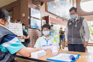 桃園市長鄭文前往桃園市立陽明高中，視察109年國中教育會考考場防疫整備情形。

