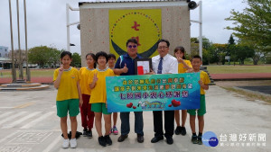 臺南市七股區篤加國小校長黃國峰（右三），將其父母親奠儀二十萬元捐出，以其祖父母黃顯榮、黃楊盡名義在七股國小設立獎助學金，資助弱勢家庭的孩子就學。