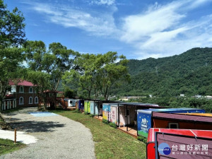 每個露營車都有1房1陽台的獨立空間，民眾在享受與家人朋友的甜蜜時光時，還能保持安全的社交距離。（圖／呼啦莊園提供）