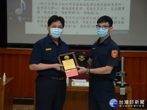 信義派出所員警謝詠捷，榮獲新北市政府警察局109年度受理民眾報案服務態度績優人員表揚殊榮， 13日獲局長陳檡文頒贈獎牌