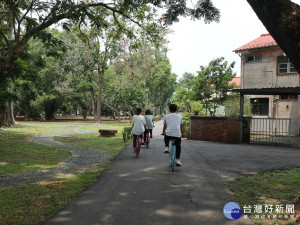 中興新村優雅的環境景緻，在林蔭街道中騎單車，讓人感受悠閒與慢活。(圖/記者賴淑禎攝)