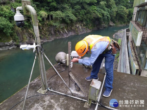 公共監測平台於新北市偏鄉河川、學校、馬路等易積淹水處，共設置100處水情監測點，讓防汛系統更完備