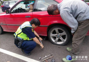 菜農購苗途中爆胎求助無門　警借工具助換備胎（圖／枋寮分局）