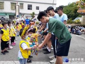 雙溪附幼小朋友15日特地帶著親手做的野薑花與毛蟹粽子吊飾，到雙溪三忠廟與雙溪高中國中部九年級學生會合，共同為即將到來的會考祈福