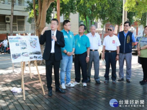 市定古蹟大甲文昌祠之狀元公園二期工程竣工，立法院副院長蔡其昌十五日邀集官員、民眾舉行竣工視察儀式，說明工程原由，並祝學子們都能金榜題名。（記者陳榮昌攝）
