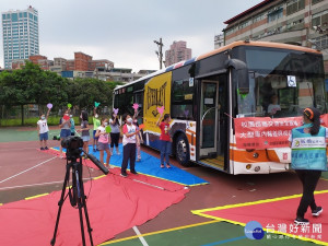 板橋監理站15日與首都客運跨界合作，將公車駛入新北市三重區集美國小，讓小學生親身體驗駕駛「視角」