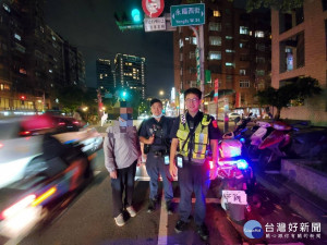 一輛自小客車故障停在路中央，員警立即與駕駛同心協力將車輛推往路旁，等待道路救援。