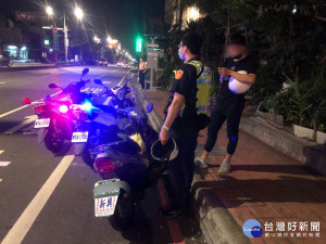 越南籍交換生三年級機車突然拋錨動彈不得， 熱心員警積極伸手援助。