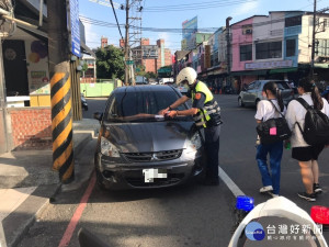 楊梅分局陸續實施「路暢勤務」，不僅道路上原本併排等違停亂象大幅改善，行走困難壅塞的交通亦變的順暢。

