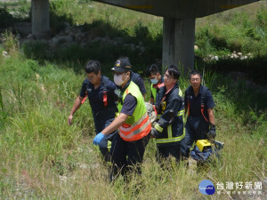 跌落溪底獲救女子。林重鎣攝