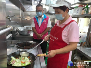 

大安農會研發完成的豚骨高湯是煮麵、炒菜、吃火鍋 料理不用化學味素好幫手，使用便利，讓消費者能吃到美味又健康的食品。（記者陳榮昌攝）