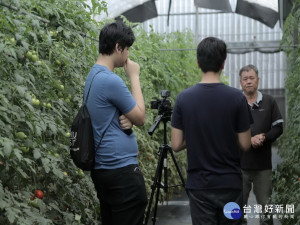 數媒系學生到農場拍攝。林重鎣攝