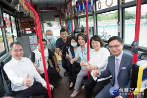 外貿協會參觀嘉義市電動公車，要把嘉義市經驗輸出海外，盼帶著產業走出國際／嘉義市府提供